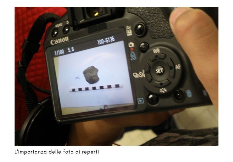 Un macchina fotografica che ha fotografato un reperto litico rinvenuto nel territorio del Valdarno superiore